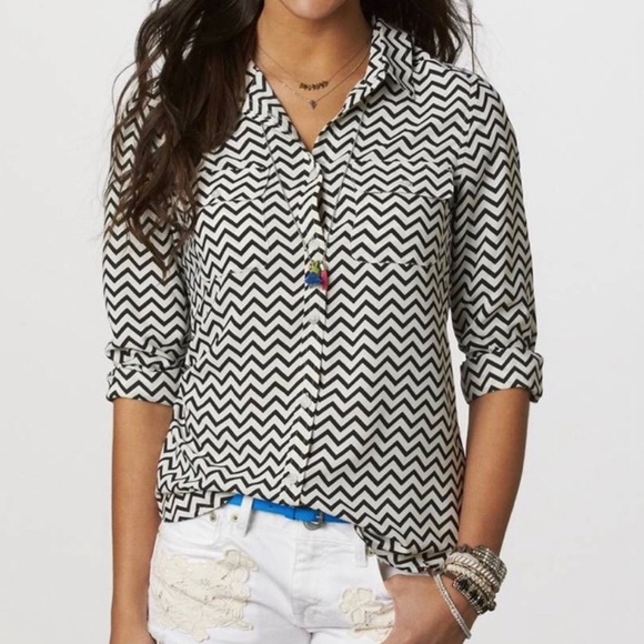 American Eagle Outfitters Tops - AEO white & black chevron print button up blouse M